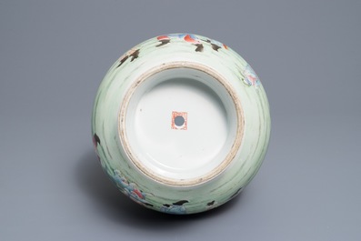 Un vase de forme tianqiu ping en porcelaine de Chine famille rose, marque de Qianlong, R&eacute;publique, 20&egrave;me