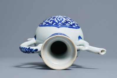 Une verseuse en porcelaine de Chine bleu et blanc pour le march&eacute; islamique, Kangxi