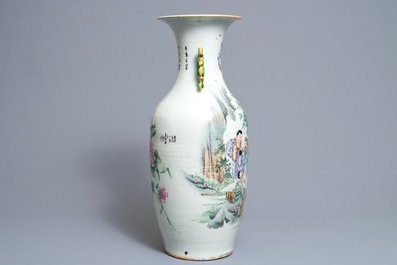 Un vase en porcelaine de Chine famille rose &agrave; double d&eacute;cor, 19/20&egrave;me