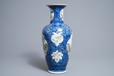 Un vase en porcelaine de Chine famille rose, marque de Qianlong, R&eacute;publique, 20&egrave;me