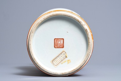 Un vase en porcelaine de Chine famille rose sur fond orange, marque de Qianlong, R&eacute;publique, 20&egrave;me