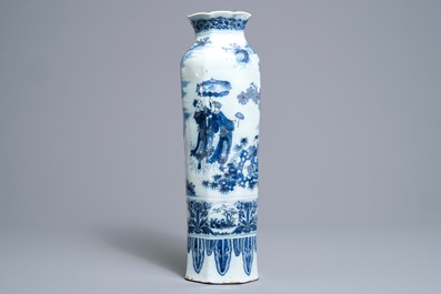 Een grote octagonale blauwwitte Delftse vaas met chinoiserie decor, 17e eeuw