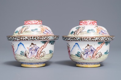 Une paire de bols couverts en &eacute;maux de Canton, Yongzheng/Qianlong