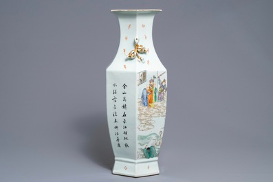 Un vase de forme hexagonale en porcelaine de Chine famille rose, 19&egrave;me