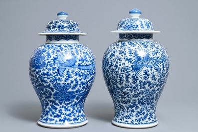 Une paire de vases couverts en porcelaine de Chine bleu et blanc, Kangxi