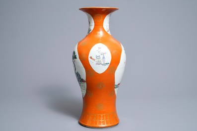 Un vase en porcelaine de Chine famille rose sur fond orange, marque de Qianlong, R&eacute;publique, 20&egrave;me