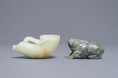 Een Chinese jade hertvormige drinkbeker en een model van een varken, Han of later