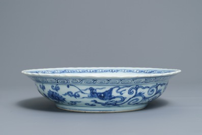 Een Chinese blauwwitte 'acht trigrammen' schotel, Ming