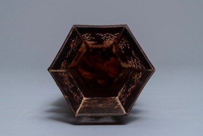 Een hexagonale Chinese vaas in opengewerkt schildpadfineer, 19e eeuw