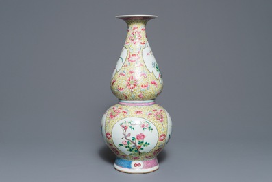 Un vase de forme double gourde en porcelaine de Chine famille rose, 19&egrave;me