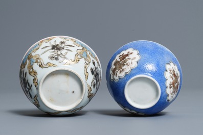 Deux tasses et soucoupes en porcelaine de Chine grisaille et dor&eacute; sur fond bleu, Yongzheng
