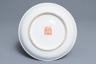 Un bol sur pr&eacute;sentoir en porcelaine de Chine de style Bencharong pour le march&eacute; thai, 19/20&egrave;me