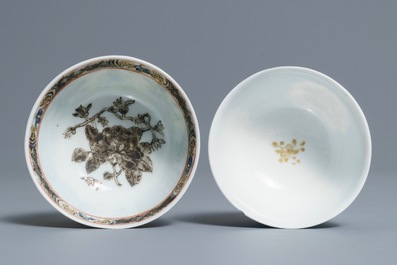 Deux tasses et soucoupes en porcelaine de Chine grisaille et dor&eacute; sur fond bleu, Yongzheng