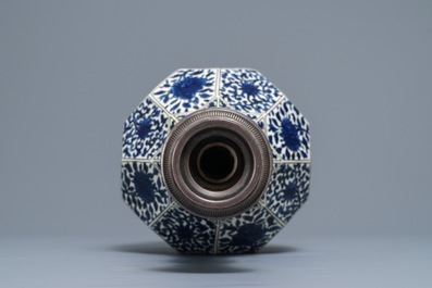 Un vase de style safavide &agrave; monture en argent, Samson, Paris, 19&egrave;me