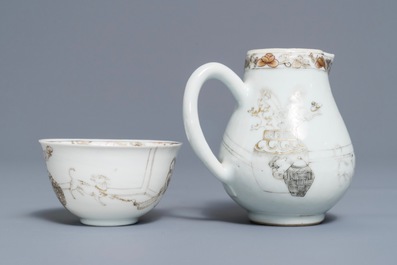 Une tasse et soucoupe avec cr&eacute;mier en porcelaine de Chine grisaille et dor&eacute;, Yongzheng