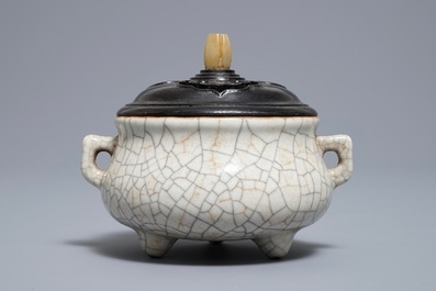 A Chinese ge-type crackle-glazed tripod censer and cover on stand, 19/20th C.