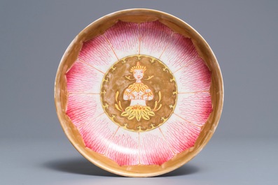 Un bol sur pr&eacute;sentoir en porcelaine de Chine de style Bencharong pour le march&eacute; thai, 19/20&egrave;me