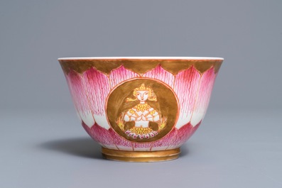 Un bol sur pr&eacute;sentoir en porcelaine de Chine de style Bencharong pour le march&eacute; thai, 19/20&egrave;me