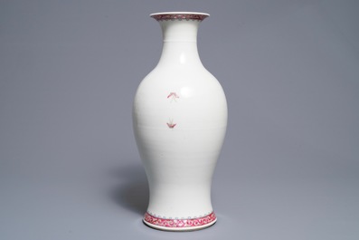 A Chinese famille rose vase with floral design, 19/20th C.