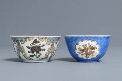 Twee Chinese koppen en schotels met verguld, grisaille en overglazuur blauw decor, Yongzheng