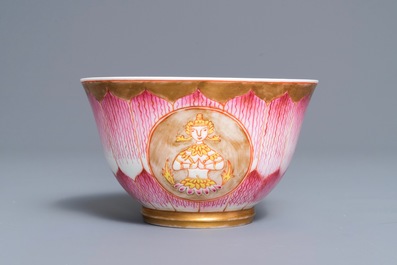 A Chinese Thai market Bencharong-style bowl on stand, seal mark, 19/20th C.