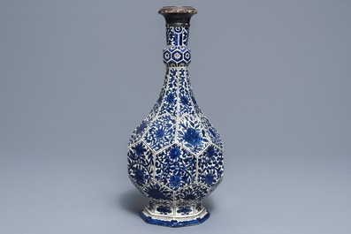 Een blauwwitte gefacetteerde vaas met zilveren montuur in Safavid stijl, Samson, Parijs, 19e eeuw