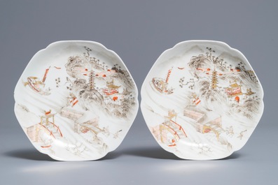 Une tasse et deux soucoupes en porcelaine de Chine grisaille, dor&eacute; et rouge de fer, Yongzheng