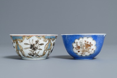 Twee Chinese koppen en schotels met verguld, grisaille en overglazuur blauw decor, Yongzheng