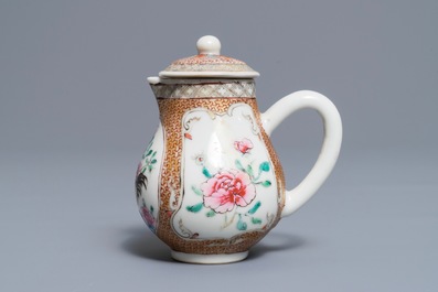 Une paire de soucoupes et un cr&eacute;mier en porcelaine de Chine famille rose, Yongzheng