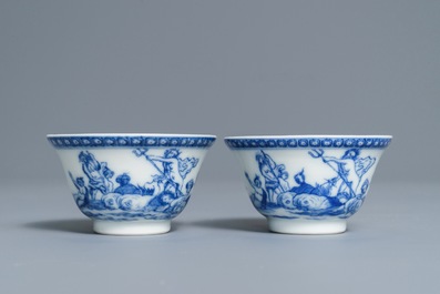 Une paire de tasses et soucoupes en porcelaine de Chine bleu et blanc &agrave; d&eacute;cor de Neptune, Qianlong