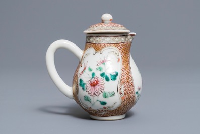 Une paire de soucoupes et un cr&eacute;mier en porcelaine de Chine famille rose, Yongzheng