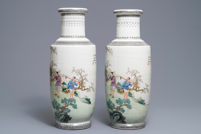 Een paar fijne Chinese famille rose rouleau vazen, Qianlong merk, Republiek, 20th C.