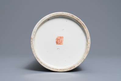 Un porte-chapeau en porcelaine de Chine qianjiang cai, sign&eacute; Wang Youtang, 19/20&egrave;me