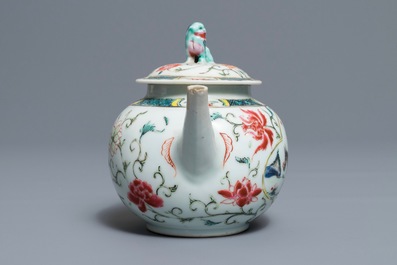 Een Chinese famille rose theepot met deksel, Yongzheng/Qianlong