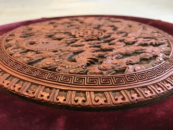 Une plaque en laque de Chine &agrave; d&eacute;cor de deux dragons, 18&egrave;me