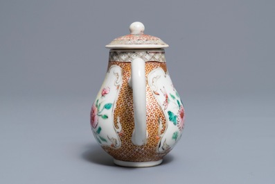 Une paire de soucoupes et un cr&eacute;mier en porcelaine de Chine famille rose, Yongzheng