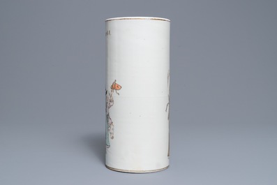 Un porte-chapeau en porcelaine de Chine qianjiang cai, sign&eacute; Wang Youtang, 19/20&egrave;me