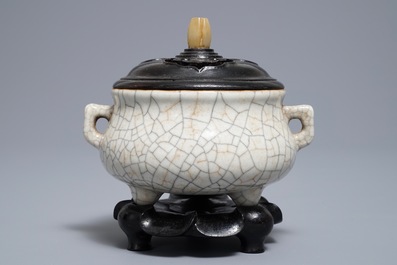 A Chinese ge-type crackle-glazed tripod censer and cover on stand, 19/20th C.