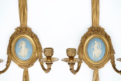 A pair of ormolu bronze wall sconces with Wedgwood Jasperware plaques, 19th C.