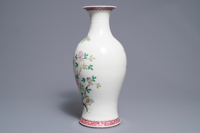 A Chinese famille rose vase with floral design, 19/20th C.