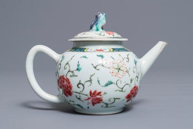 Une th&eacute;i&egrave;re couverte en porcelaine de Chine famille rose, Yongzheng/Qianlong