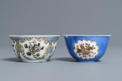 Twee Chinese koppen en schotels met verguld, grisaille en overglazuur blauw decor, Yongzheng