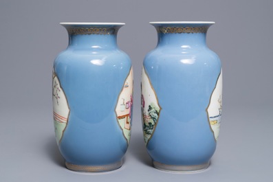 Une paire de vases en porcelaine de Chine famille rose sur fond bleu de lavande, marque de Qianlong, R&eacute;publique, 20&egrave;me