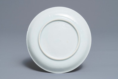 Une tasse et soucoupe avec cr&eacute;mier en porcelaine de Chine grisaille et dor&eacute;, Yongzheng