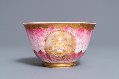 Un bol sur pr&eacute;sentoir en porcelaine de Chine de style Bencharong pour le march&eacute; thai, 19/20&egrave;me