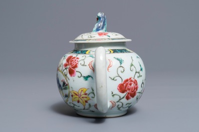 Een Chinese famille rose theepot met deksel, Yongzheng/Qianlong