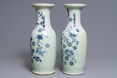 Une paire de vases en porcelaine de Chine bleu et blanc sur fond c&eacute;ladon, 19/20&egrave;me