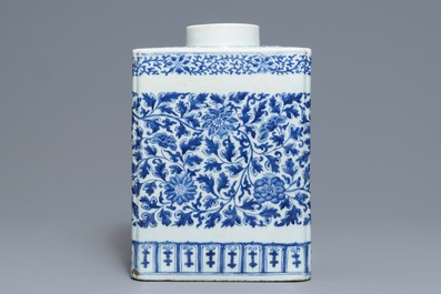 A large Chinese blue and white tea caddy with floral scrolls, 19th C.