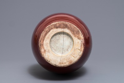 Un vase en porcelaine de Chine sang de boeuf monochrome &agrave; d&eacute;cor &eacute;maill&eacute;, 19&egrave;me