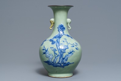 Un vase de forme bouteille en porcelaine de Chine bleu et blanc sur fond c&eacute;ladon, 19&egrave;me